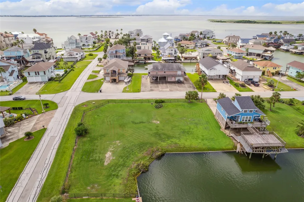 1310 Maui Drive Tiki Island, TX 77554