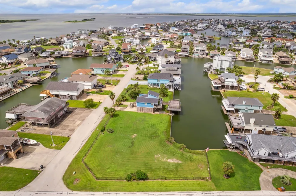 1310 Maui Drive Tiki Island, TX 77554