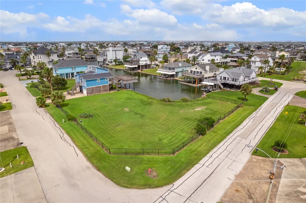 1310 Maui Drive Tiki Island, TX 77554