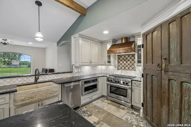 741 County Road 351 Hondo, TX 78861