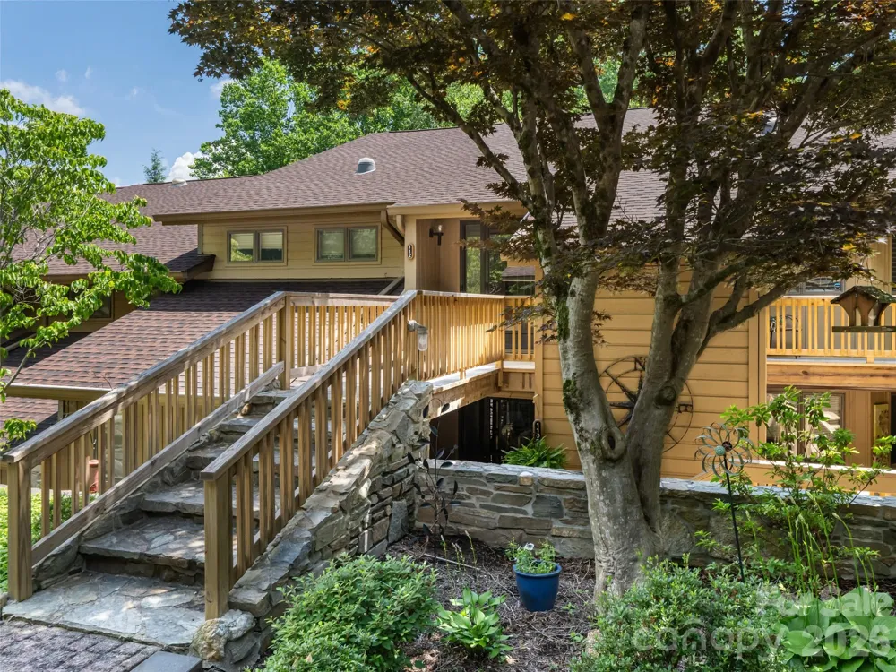 112 Live Oak Lane Hendersonville, NC 28791
