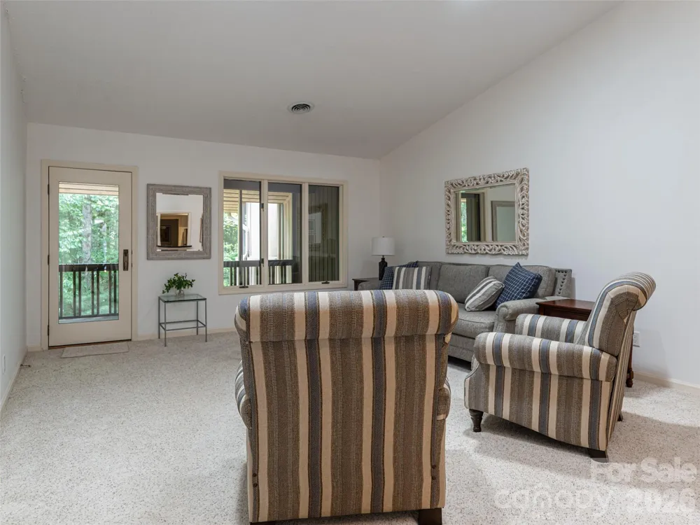 112 Live Oak Lane Hendersonville, NC 28791