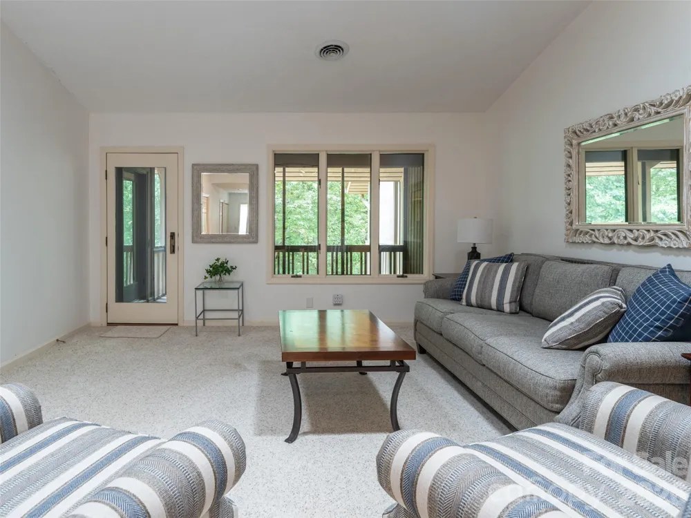 112 Live Oak Lane Hendersonville, NC 28791
