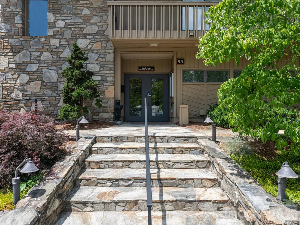 112 Live Oak Lane Hendersonville, NC 28791