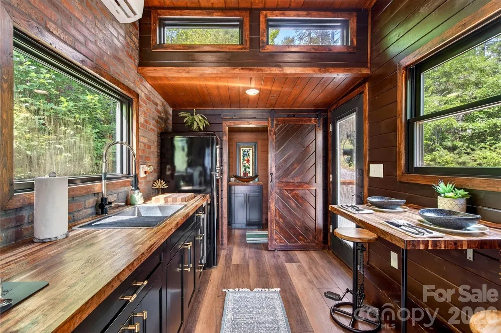 259 E Lester Lane Hendersonville, NC 28739
