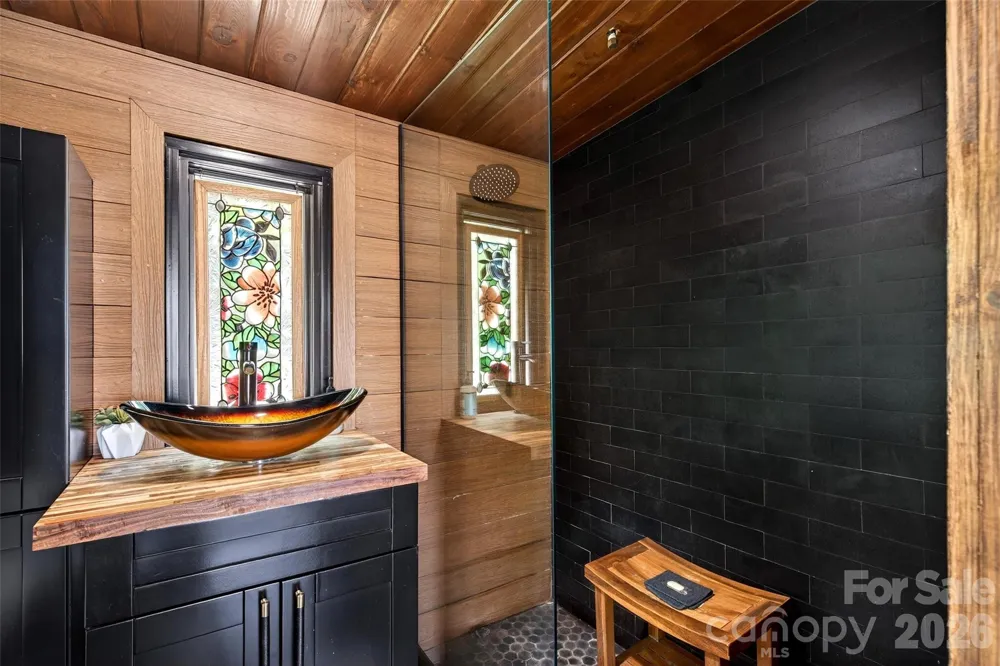 259 E Lester Lane Hendersonville, NC 28739