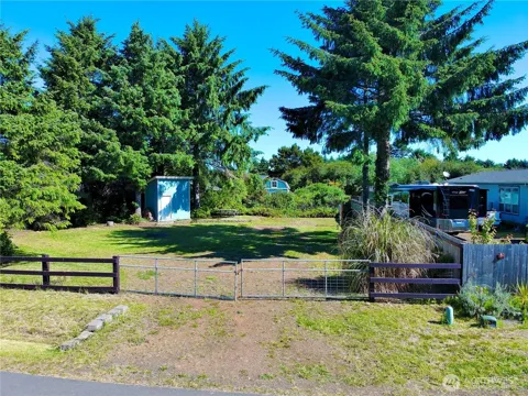 198 Narwhal Loop NW