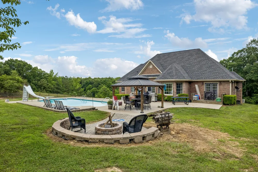 947 Bold Springs Rd Mc Ewen, TN 37101