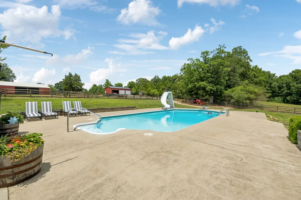947 Bold Springs Rd Mc Ewen, TN 37101