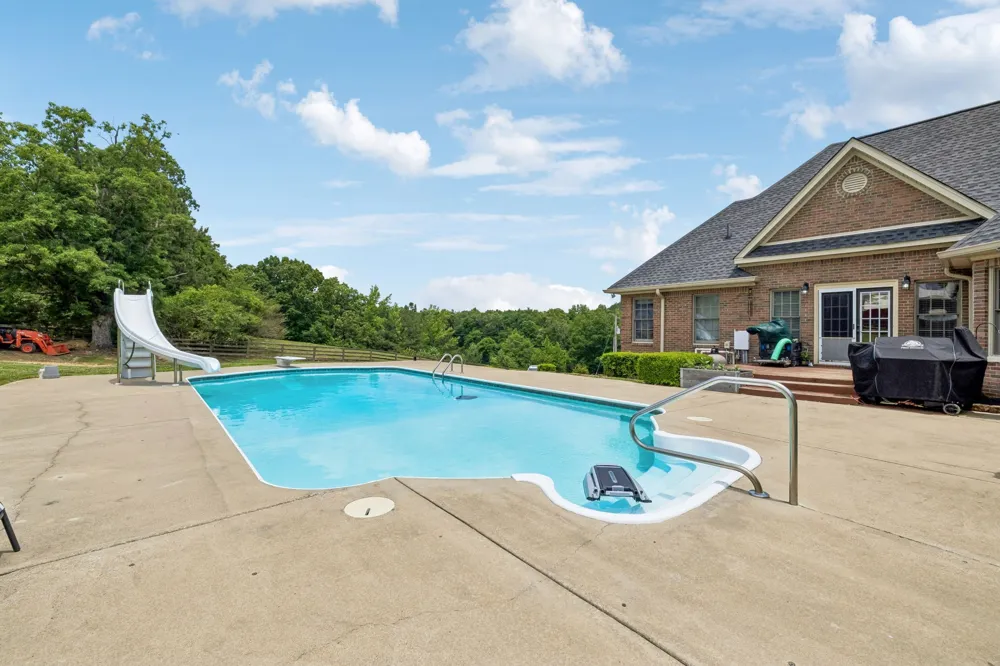 947 Bold Springs Rd Mc Ewen, TN 37101