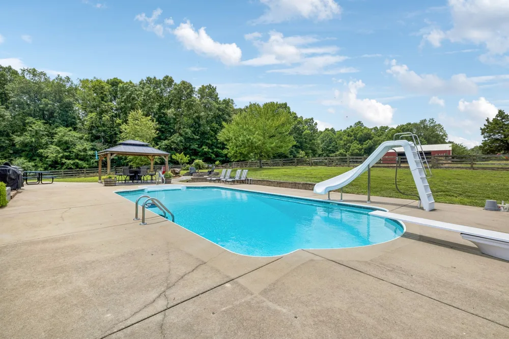 947 Bold Springs Rd Mc Ewen, TN 37101