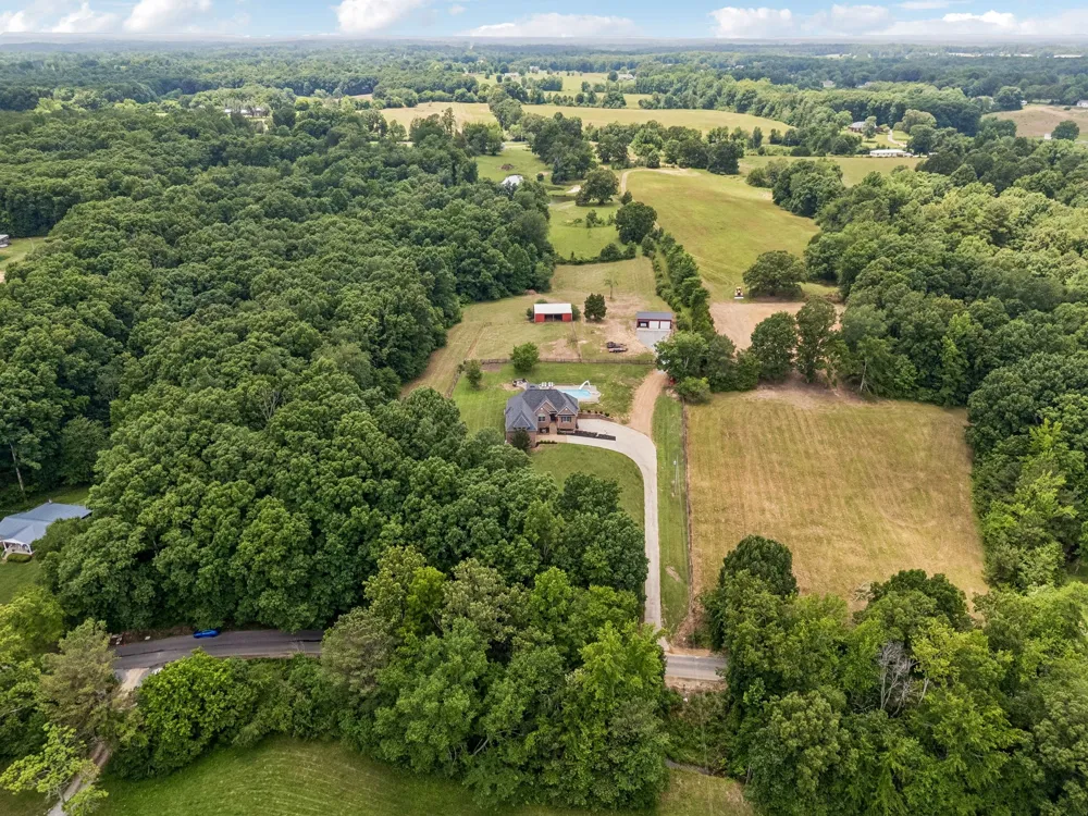 947 Bold Springs Rd Mc Ewen, TN 37101