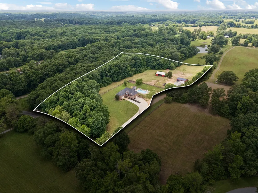 947 Bold Springs Rd Mc Ewen, TN 37101