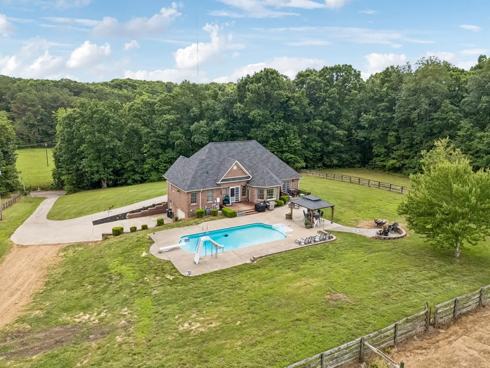 947 Bold Springs Rd Mc Ewen, TN 37101