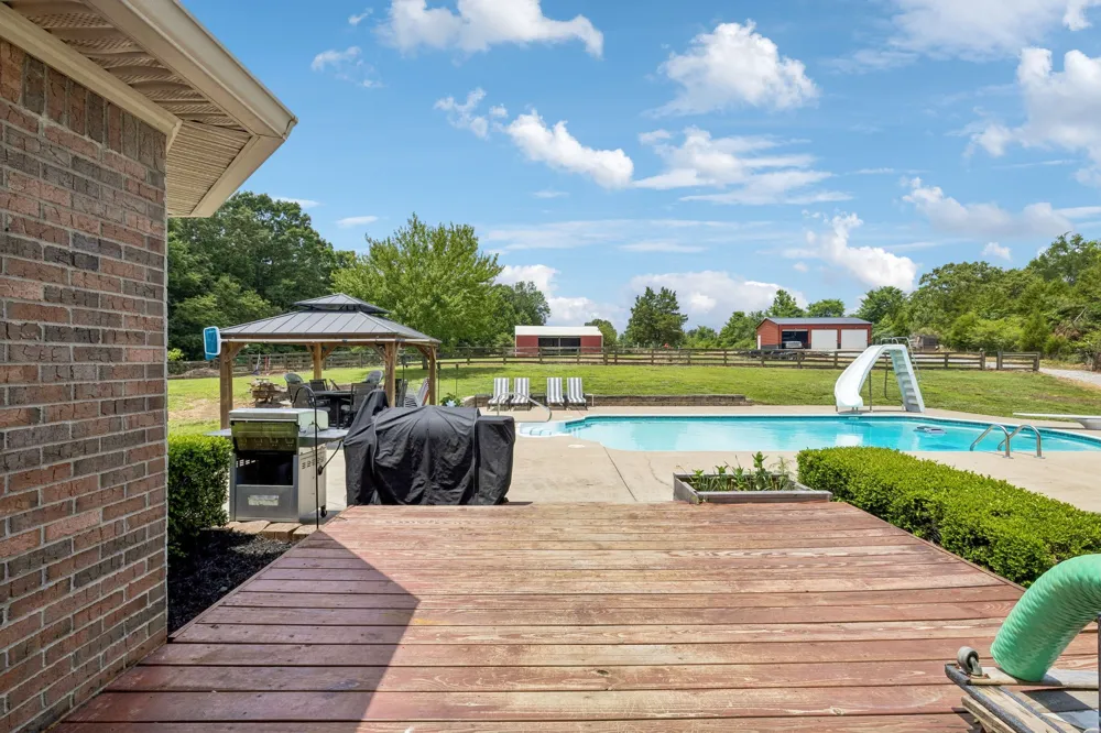 947 Bold Springs Rd Mc Ewen, TN 37101