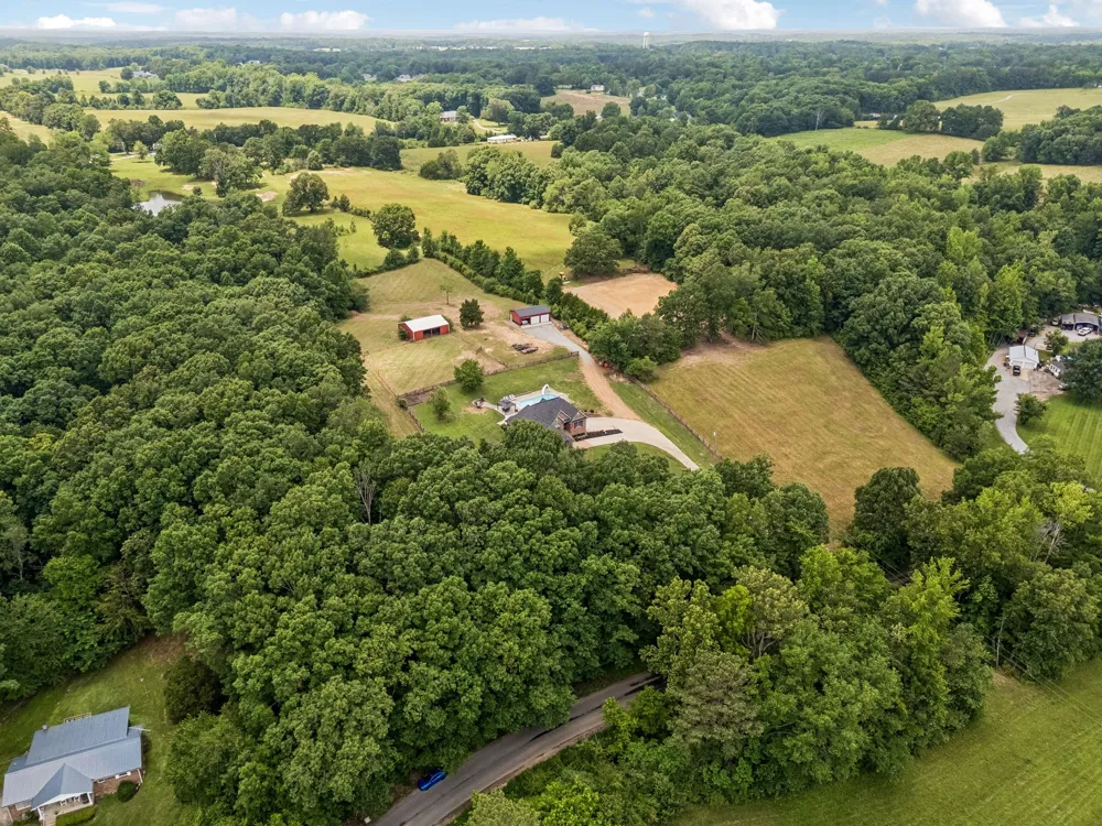 947 Bold Springs Rd Mc Ewen, TN 37101