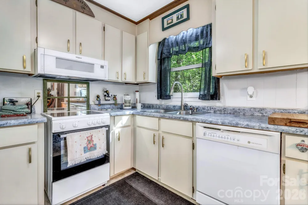 571 Tsisqua Circle Brevard, NC 28712