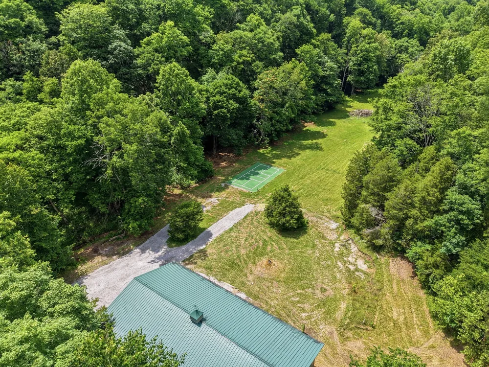 1639 Eucalyptus Dr Byrdstown, TN 38549
