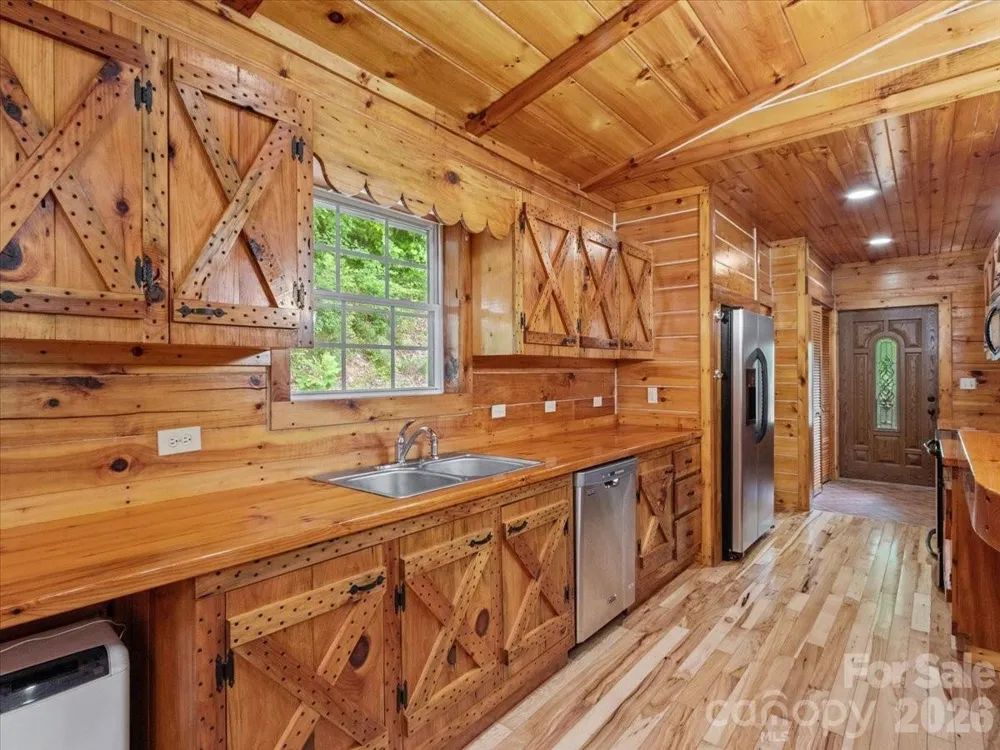 439 Upper Pig Pen Road Green Mountain, NC 28740