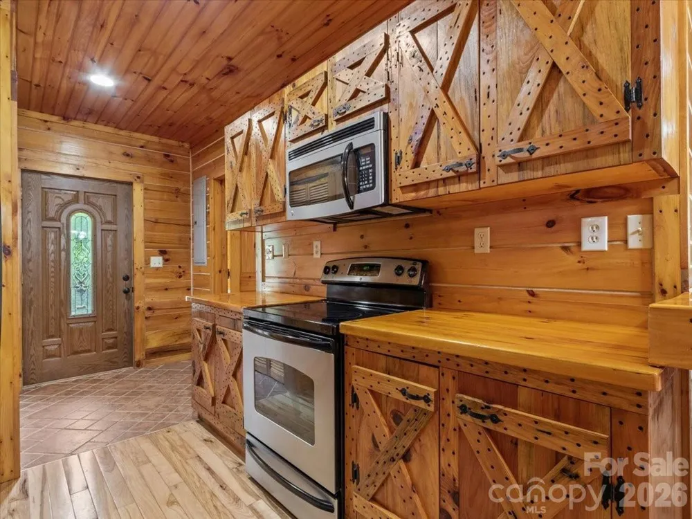 439 Upper Pig Pen Road Green Mountain, NC 28740