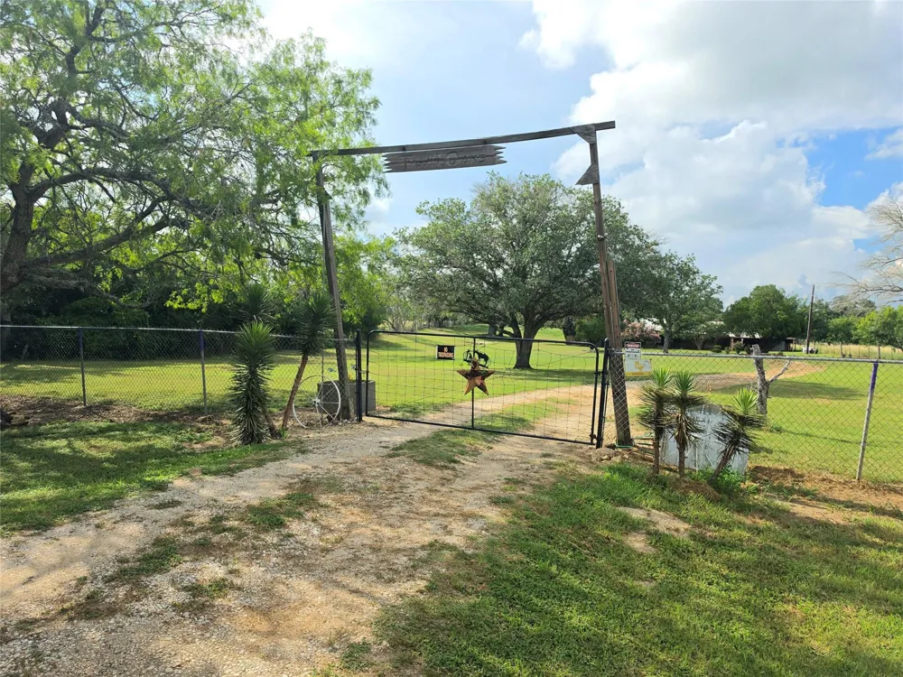 11088 Highway 97 W Highway Cost, TX 78614