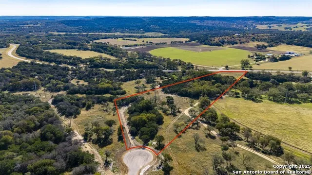 199 Palisades Camp Verde, TX 78010