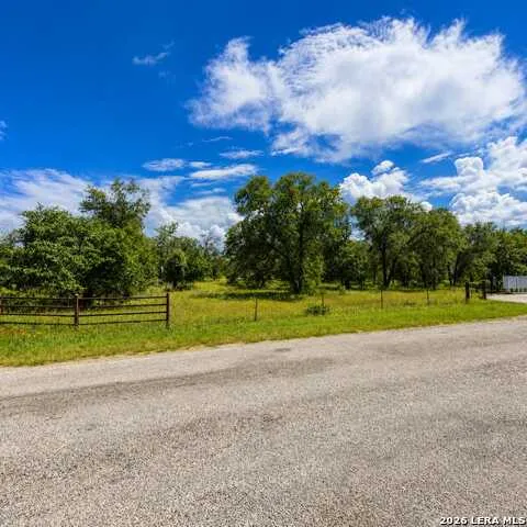 68749 E County Road 6871 Natalia, TX 78059