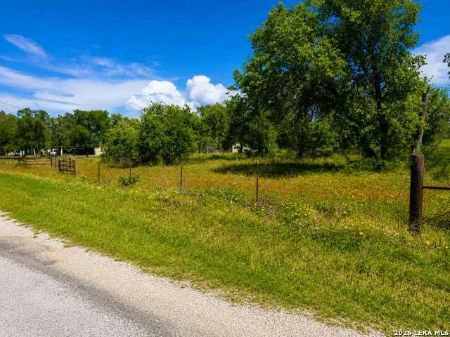 68749 E County Road 6871 Natalia, TX 78059