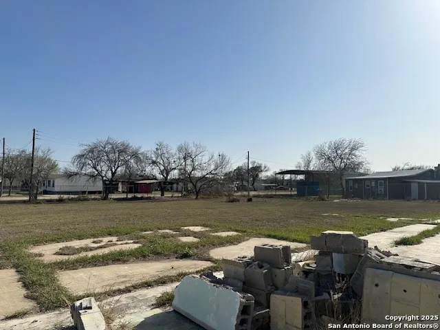 98 S Edwards Charlotte, TX 78011
