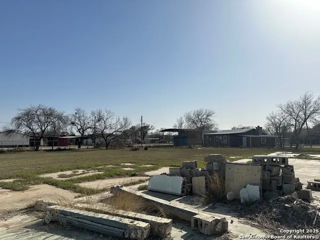 98 S Edwards Charlotte, TX 78011