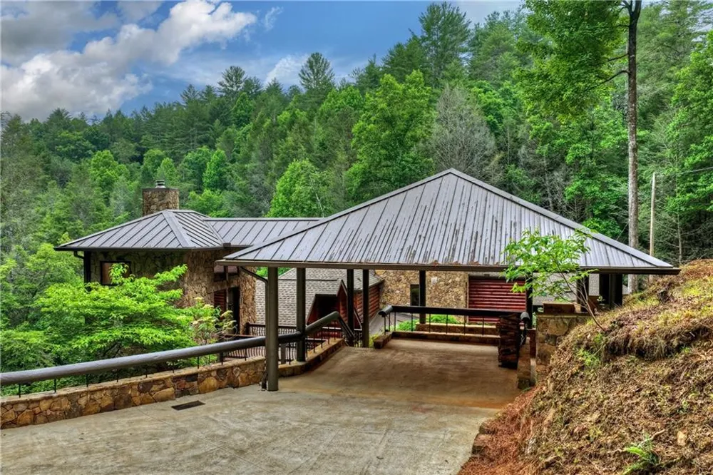 192 Delphi Hills Lane McCaysville, GA 30555