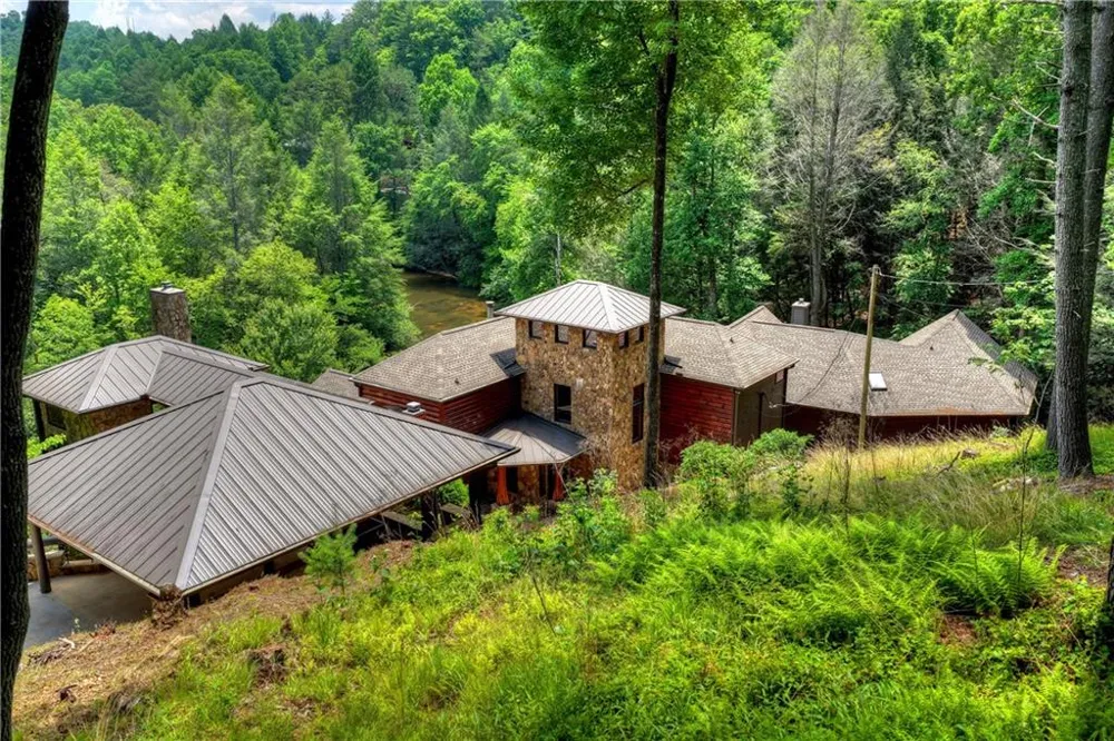 192 Delphi Hills Lane McCaysville, GA 30555