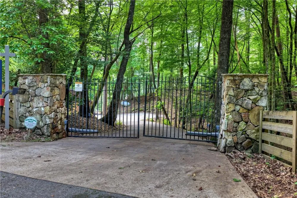 192 Delphi Hills Lane McCaysville, GA 30555