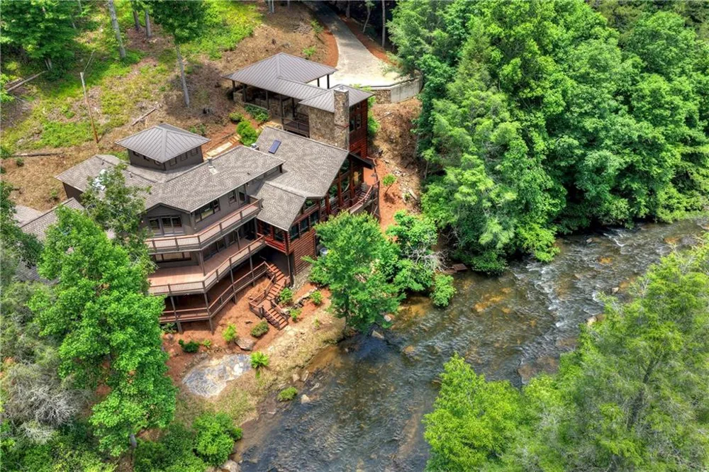 192 Delphi Hills Lane McCaysville, GA 30555
