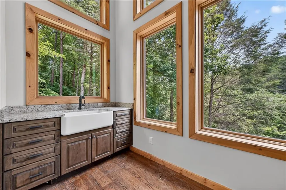 192 Delphi Hills Lane McCaysville, GA 30555