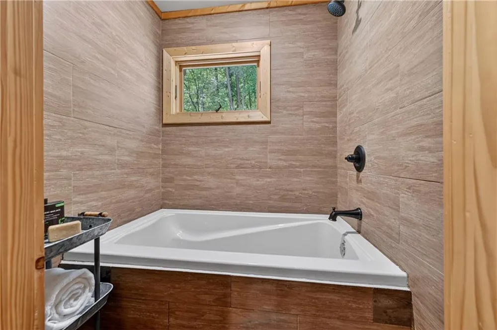 192 Delphi Hills Lane McCaysville, GA 30555