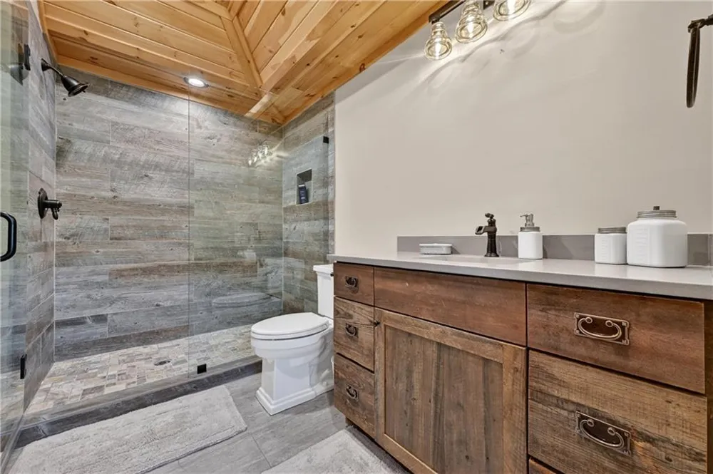 192 Delphi Hills Lane McCaysville, GA 30555