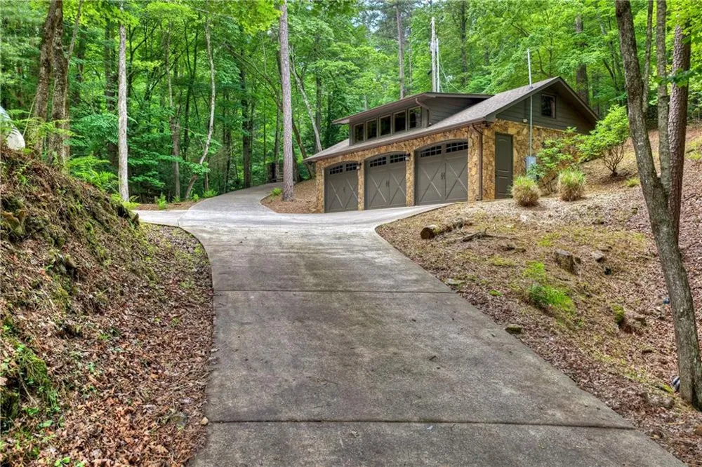 192 Delphi Hills Lane McCaysville, GA 30555