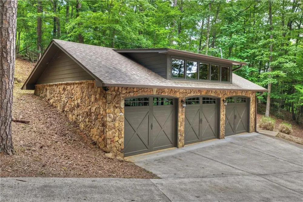 192 Delphi Hills Lane McCaysville, GA 30555