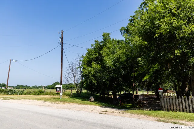 129 Old Ingram Loop Ingram, TX 78025