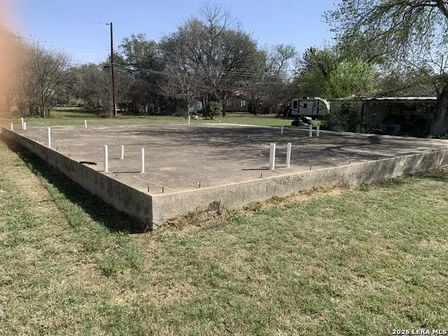 414 Crouch Ave Devine, TX 78016