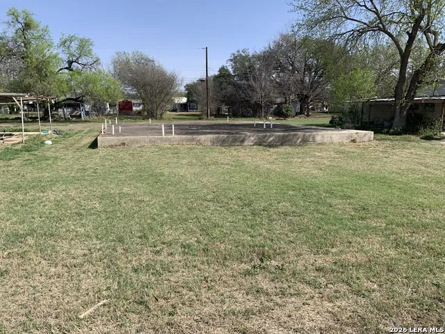 414 Crouch Ave Devine, TX 78016