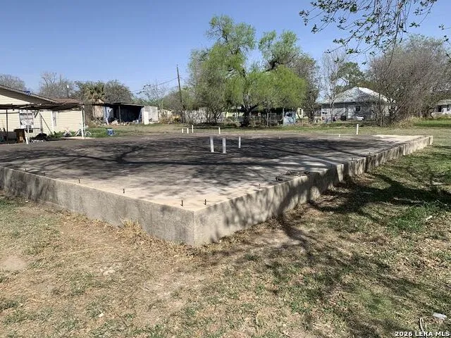 414 Crouch Ave Devine, TX 78016
