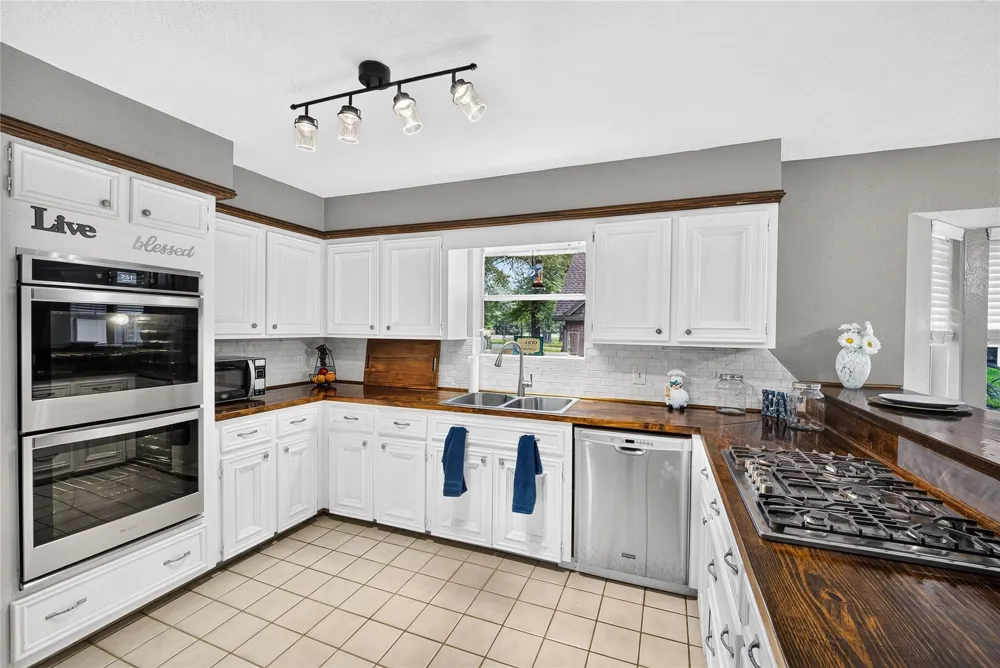 97 Panorama Drive Panorama Village, TX 77304