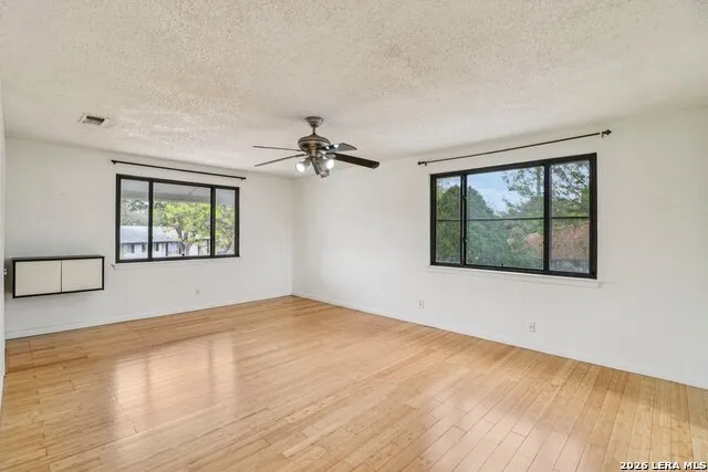 302 WEATHERCOCK LN Windcrest, TX 78239