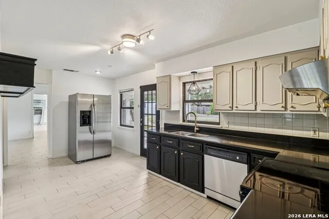 302 WEATHERCOCK LN Windcrest, TX 78239