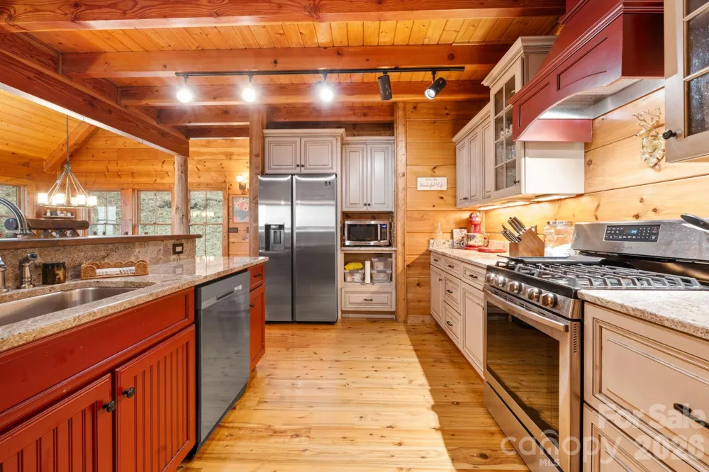 635 Acorn Nvno Zionville, NC 28698
