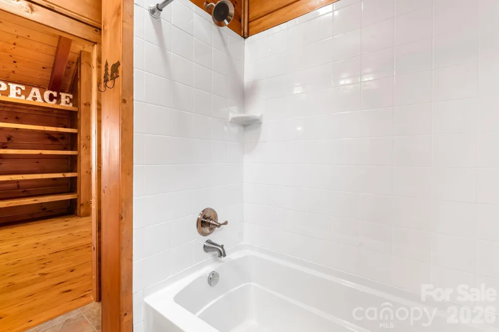 635 Acorn Nvno Zionville, NC 28698