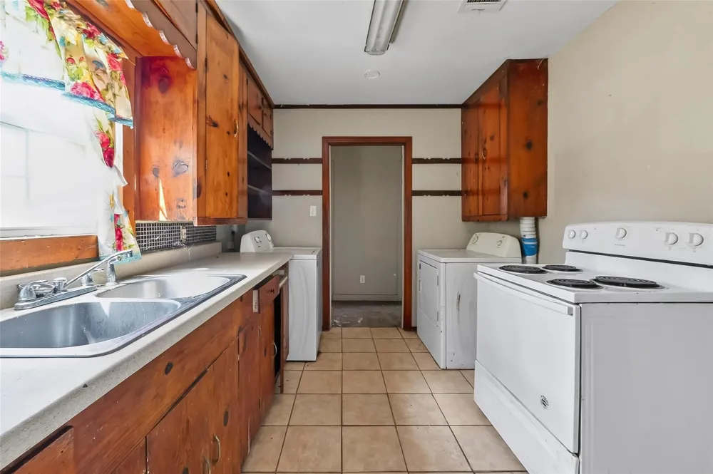 7411 Highway 36 Jones Creek, TX 77541
