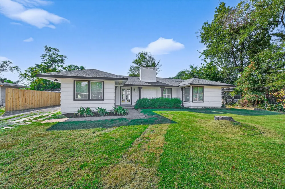 1609 Pacific Street Conroe, TX 77301